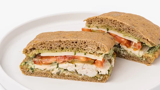 Мини-чиабатта с&nbsp;индейкой, сыром Гауда и&nbsp;соусом "Песто", кафе