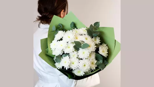 Монобукет из&nbsp;5 штук белой кустовой хризантемы с&nbsp;эвкалиптом "Гармония цвета" FMART by flowwow