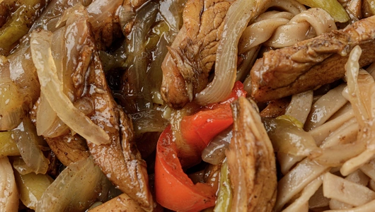 Лапша гречневая с&nbsp;куриным филе и&nbsp;овощами в&nbsp;соусе терияки