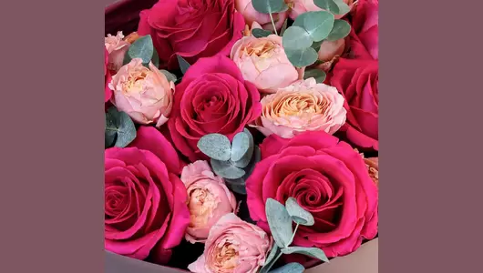 Авторский букет из&nbsp;малиновой и&nbsp;пионовидной розы "Для принцессы" FMART by flowwow