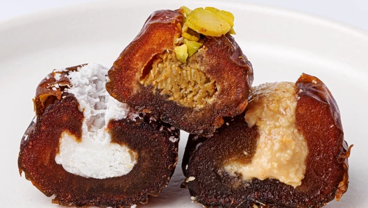 Ассорти фиников с фисташковой, арахисовой и кокосовой пастами Ассорти фиников с фисташковой, арахисовой и кокосовой пастами