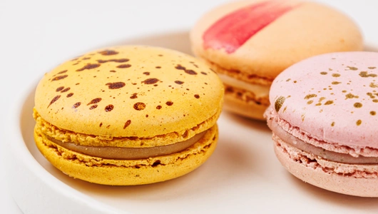 Ассорти макарон "Клубника - мята, банан - карамель, грейп."