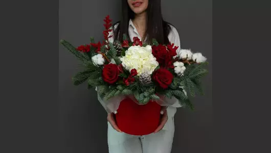 Зимний букет в шляпной коробке с гортензией и ароматом хвои