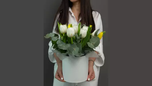 Шляпная коробка из&nbsp;тюльпанов микс