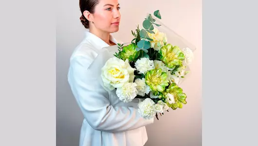 Авторский букет с&nbsp;розой Вегги, лизиантусом и&nbsp;гвоздикой "Сон феи" FMART by flowwow