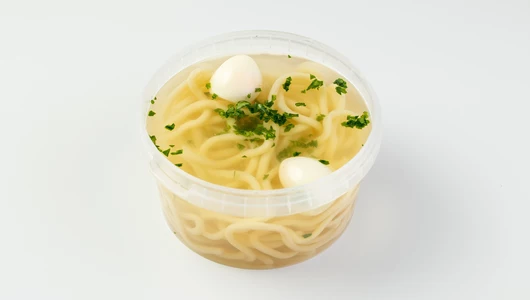 Суп-лапша с&nbsp;перепелиным яйцом