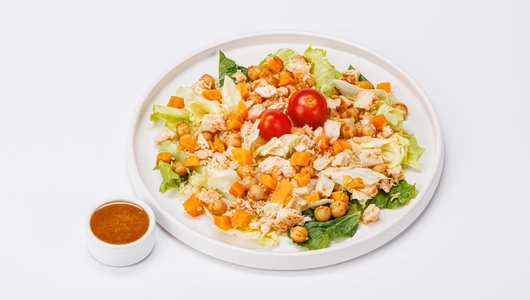 Боул с запеченной курицей, кускусом и бататом с масляно-лимонным соусом