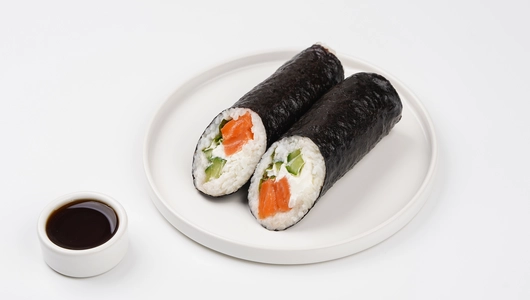 Ролл нори с форелью и огурцом