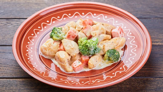 Нежные кусочки курицы в сливочном соусе