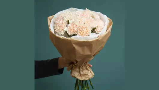 Заварное пирожное. Букет кремовые гвоздики в&nbsp;крафте FMART by flowwow