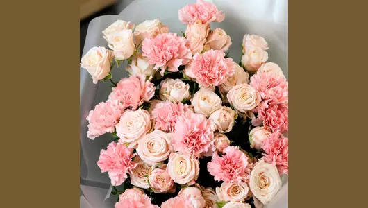 Авторский букет из&nbsp;кустовой розы и&nbsp;гвоздик «Персиковый рассвет» FMART by flowwow