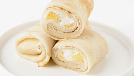 Блины с персиком и сливочным сыром