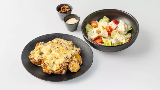 Комбо: Салат Цезарь + Жаркое из картофеля с грибами, курицей и сливочным соусом