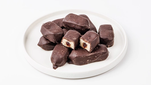 Конфеты "Марципан с клюквой в темном шоколаде" Конфеты "Марципан с клюквой в темном шоколаде"