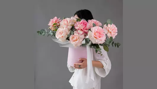 Французские розы Эсперанс в&nbsp;шляпной коробке: настоящий шарм