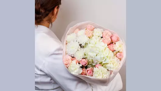 Авторский букет «Нуга» с&nbsp;гортензией и&nbsp;розой FMART by flowwow