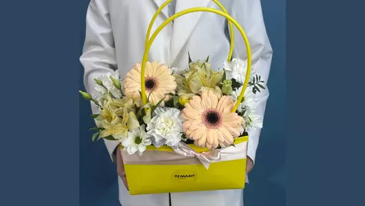 Сумочка с&nbsp;герберой, альстромерией, диантусом FMART by flowwow