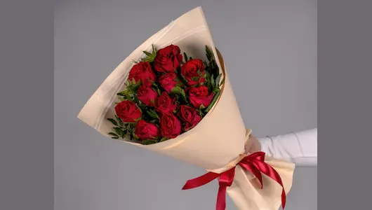 Букет роз с&nbsp;зеленью "Душевно тепло - М"