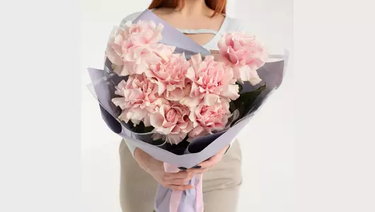 Букет из&nbsp;7 французских, розовых роз в&nbsp;матовой плёнке FMART by flowwow