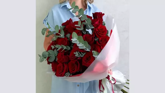 Букет 25 красных роз с&nbsp;эвкалиптом FMART by flowwow