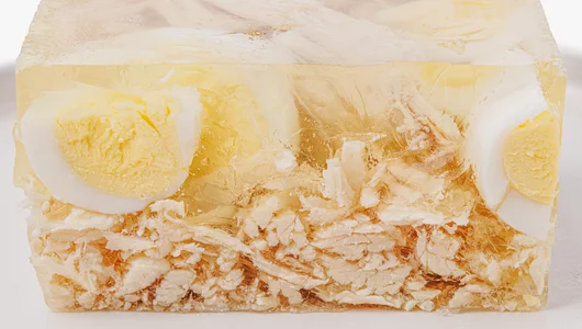 Заливное из&nbsp;грудки цыпленка с&nbsp;перепелиным яйцом