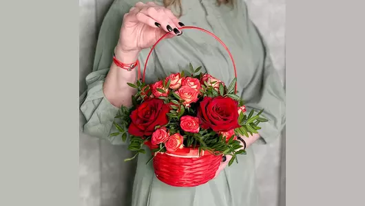 Красная корзиночка с&nbsp;розами FMART by flowwow