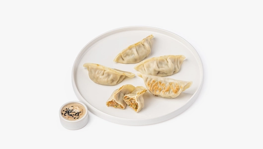 Гедза с&nbsp;креветкой и&nbsp;"крабовыми" палочками с&nbsp;овощами