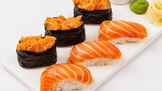 Ассорти из суши и гунканов с сёмгой