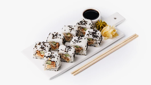 Ролл с речным угрем, творожным сыром и огурцом