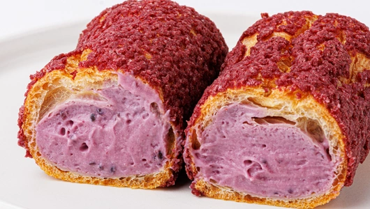 Эклер "Черная смородина" с кракелюром, кафе