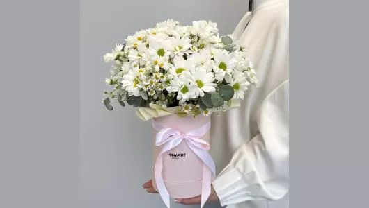 Коробка из кустовых хризантем,ромашки,гипсофила и эвкалипт