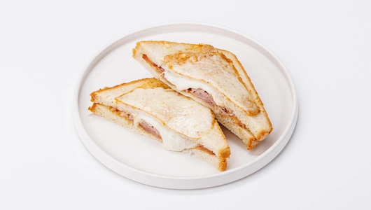 Сэндвич "Крок-месье" с окороком Котто и моцареллой