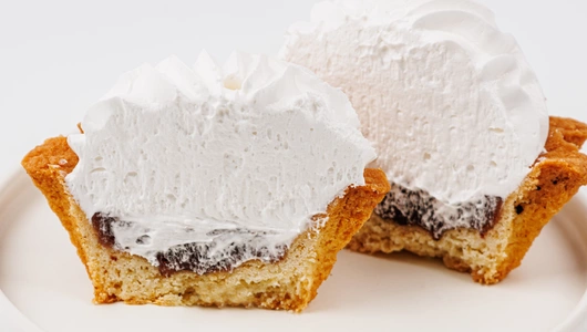 Корзиночка с белковым кремом и сливово-яблочным джемом Корзиночка с белковым кремом и сливово-яблочным джемом