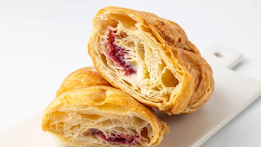 Круассан с заварным кремом и малиной Круассан с заварным кремом и малиной