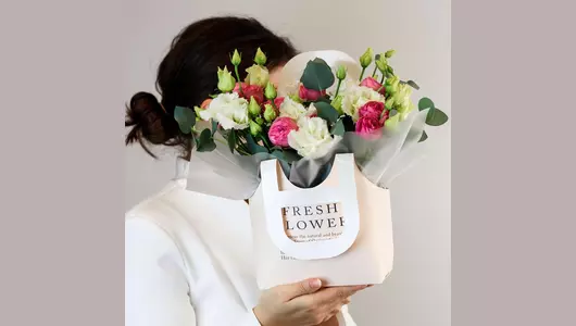 Композиция в&nbsp;сумочке «Утренний свет» из&nbsp;кустовой розы и&nbsp;эустомы FMART by flowwow