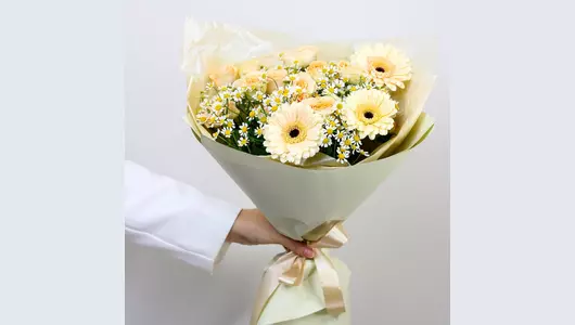 Авторский букет «Бежевый луг» с&nbsp;герберой и&nbsp;кустовой розой FMART by flowwow