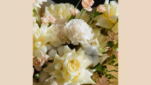 Бокал игристого. Букет розы и&nbsp;гвоздики FMART by flowwow