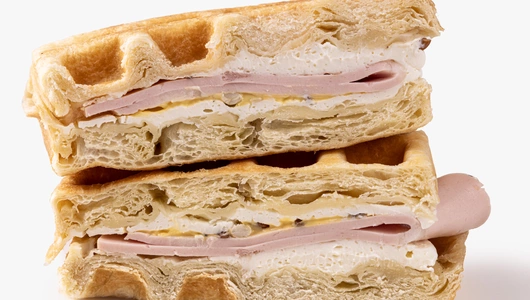 Вафля-сэндвич с мортаделлой и медово-горчичным соусом Вафля-сэндвич с мортаделлой и медово-горчичным соусом