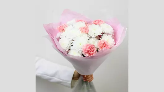 Авторский букет «Баббл гам» с&nbsp;хризантемой и&nbsp;гвоздикой FMART by flowwow