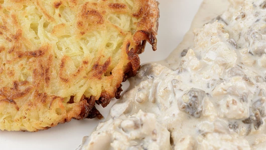 Картофельные драники с&nbsp;курицей и&nbsp;грибами в&nbsp;сливочном соусе