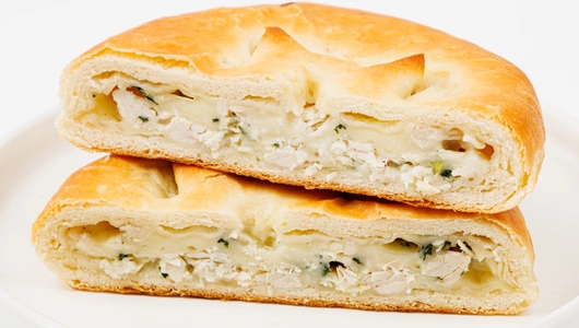 Мини пирог с индейкой, шпинатом и сыром, кафе Мини пирог с индейкой, шпинатом и сыром, кафе