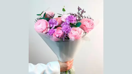 Авторский букет из&nbsp;ранункулюсов и&nbsp;гвоздики "Розовые грeзы" FMART by flowwow
