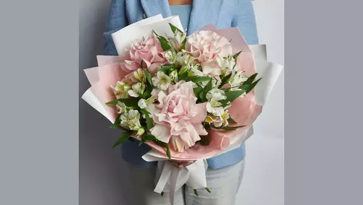 Нежный букет французские розы и&nbsp;альстромерия FMART by flowwow