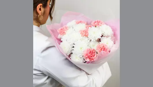 Авторский букет «Баббл гам» с&nbsp;хризантемой и&nbsp;гвоздикой FMART by flowwow