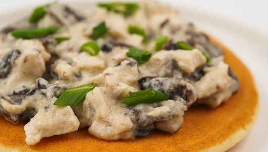 Панкейк с&nbsp;курицей и&nbsp;грибами