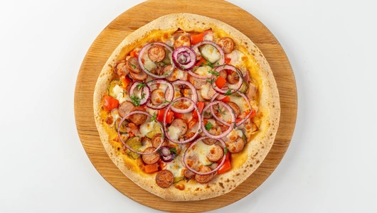 Пицца с колбасками, беконом и соленьями, кафе