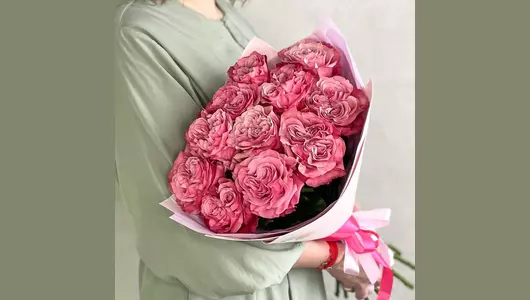 Букет 11 розовых пионовидных роз FMART by flowwow
