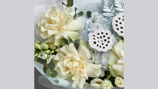 Французские розы и&nbsp;лотосы в&nbsp;букете «Сливочное мороженое» FMART by flowwow