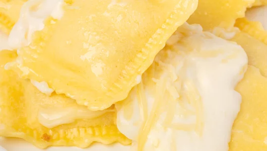 Равиоли с&nbsp;картофелем и&nbsp;беконом в&nbsp;сливочном соусе с&nbsp;пармезаном