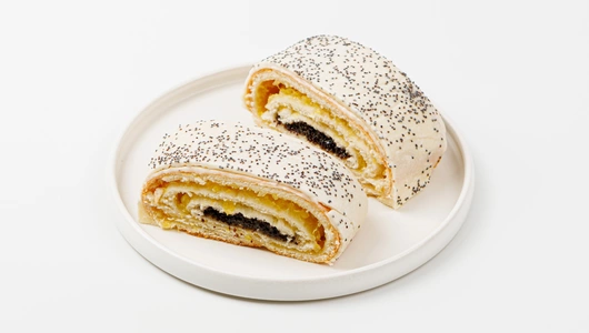 Булочка маковая с лимонным конфитюром, кафе